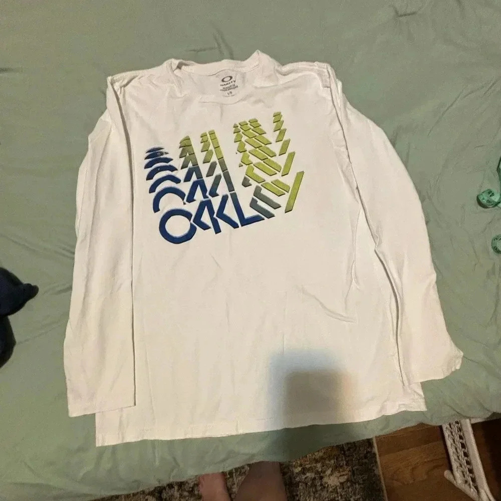 Oakley White Long Sleeve Tee w/Blue & Green Logo Large. No stains - Picture 3 of 12
